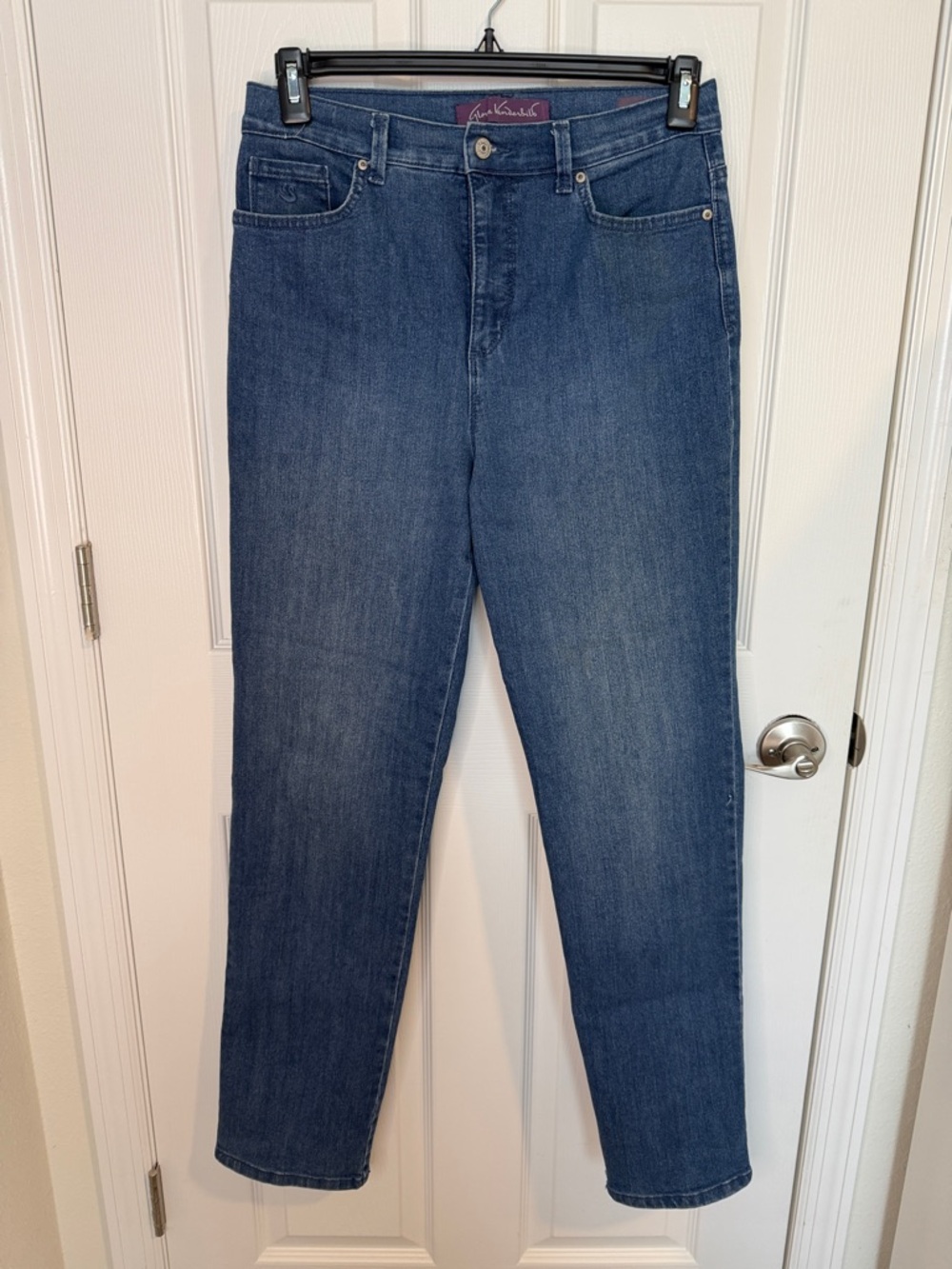 Gloria Vanderbilt Amanda style Straight Leg Jeans in Medium Blue Wash. 5 pocket - Picture 5 of 5